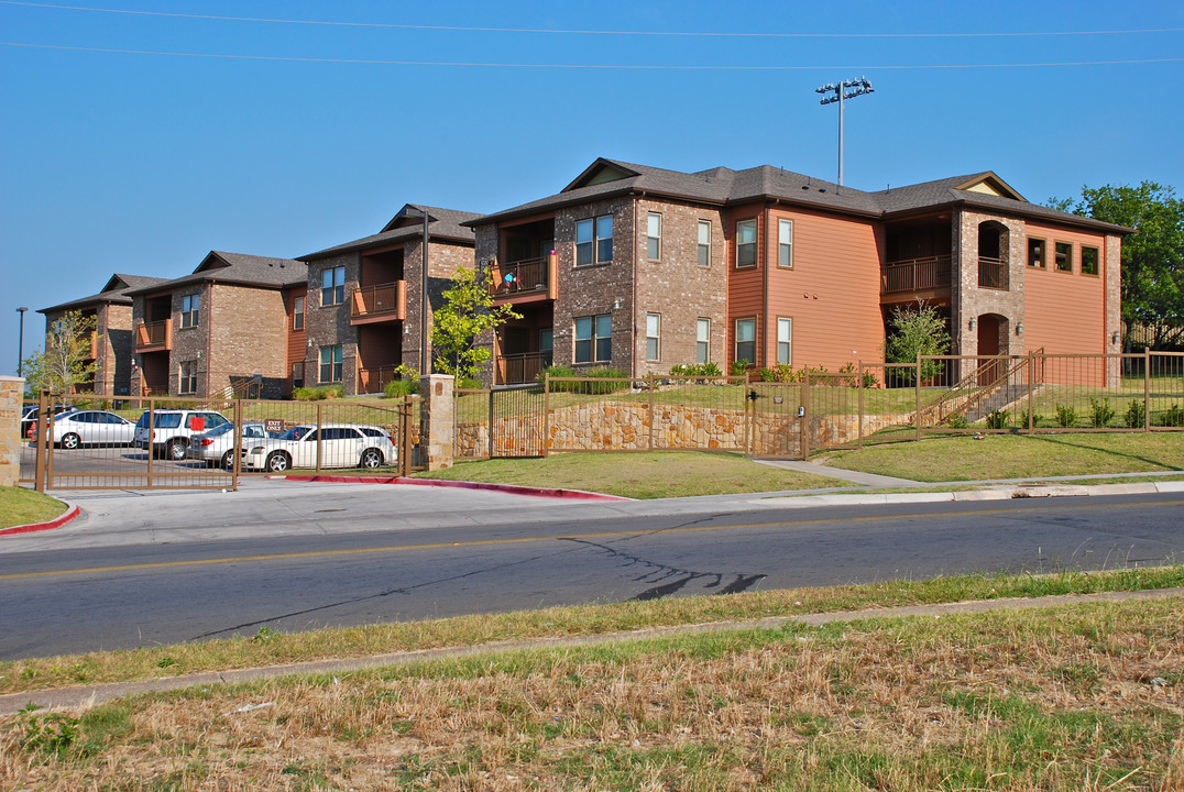 Villas on the Hill in Fort Worth, TX - Building Photo