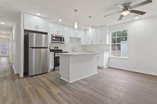 957 Middle Ln in Gulfport, MS - Building Photo