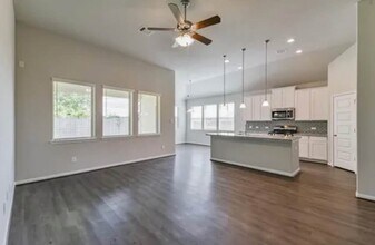 519 Moore St in Lake Jackson, TX - Foto de edificio - Building Photo