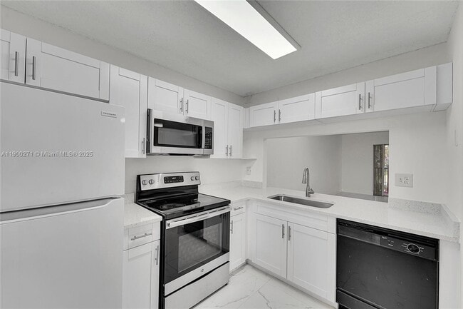 737 NW 103rd Terrace in Pembroke Pines, FL - Building Photo - Building Photo