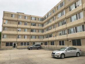 Oakland Avenue Apartments in Shorewood, WI - Foto de edificio - Building Photo