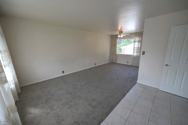 1829 E Severn Dr in Holladay, UT - Foto de edificio - Building Photo