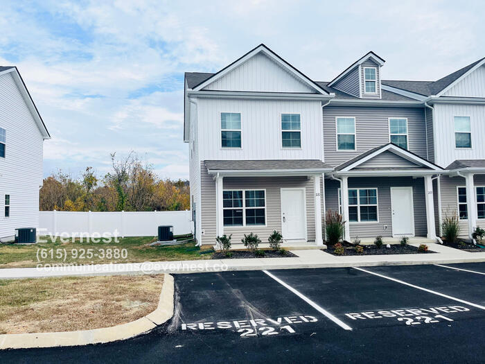 221 Tara Ct in Columbia, TN - Building Photo