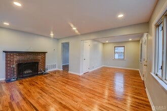 157 Cooper Ave in Iselin, NJ - Foto de edificio - Building Photo