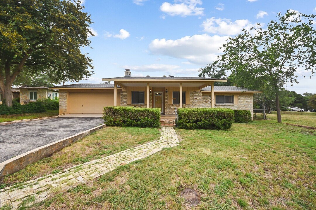 185 Oklahoma Ave in New Braunfels, TX - Building Photo