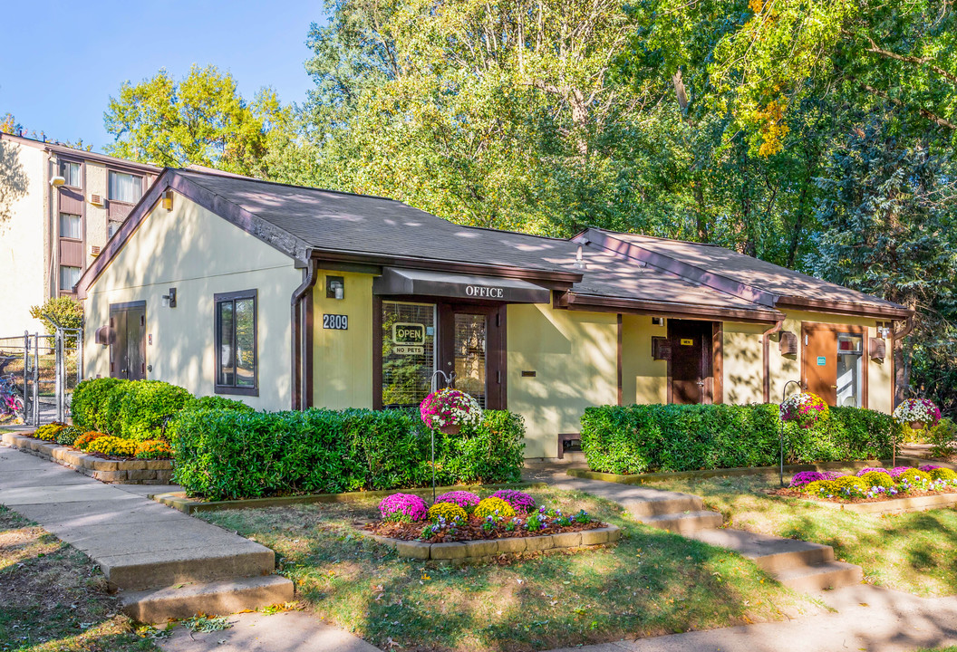 The Glen in Falls Church, VA - Foto de edificio