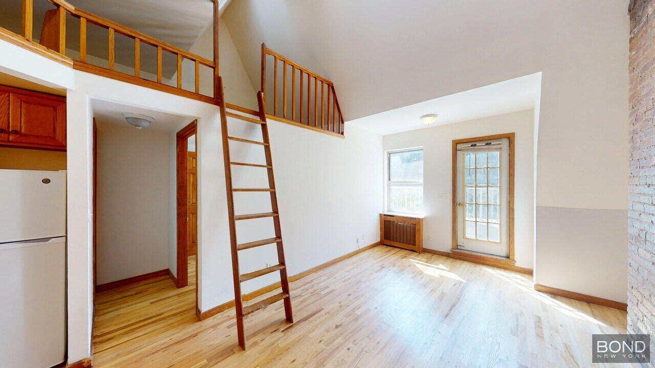 317 W 107th St in New York, NY - Building Photo