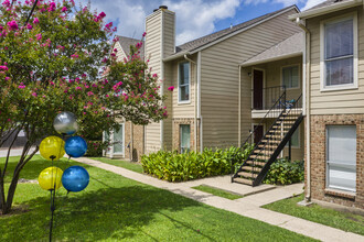 Hampton Court in Garland, TX - Foto de edificio - Building Photo