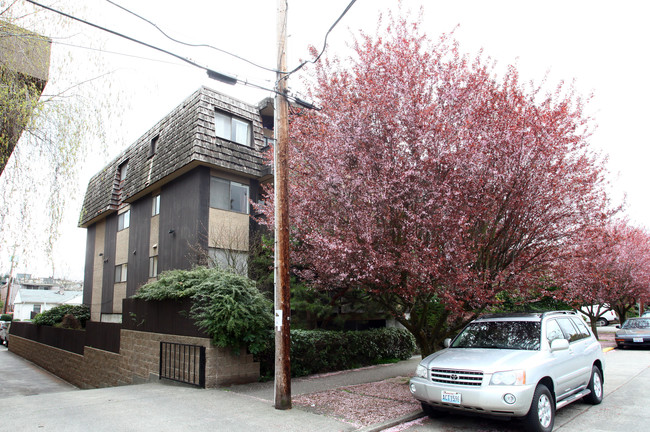 Lakeland Apartments in Seattle, WA - Building Photo - Building Photo