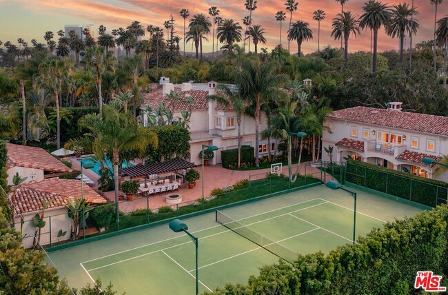 812 N Bedford Dr, Unit 35309 in Beverly Hills, CA - Building Photo - Building Photo