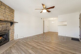 8555 S Fairmount Dr in Denver, CO - Foto de edificio - Building Photo