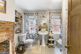 214 Monroe St-Unit -REAR in Philadelphia, PA - Building Photo - Building Photo