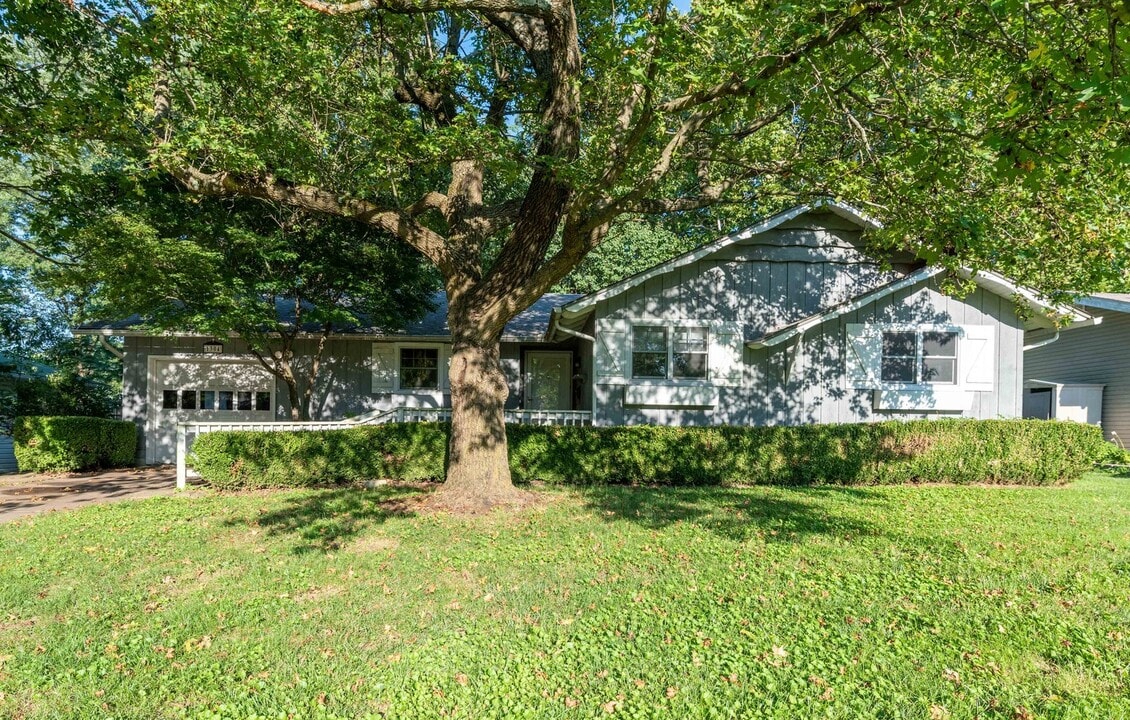 1304 S Belcrest Ave in Springfield, MO - Building Photo