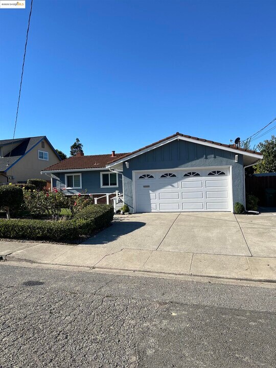 941 Kittery Way in Pinole, CA - Building Photo