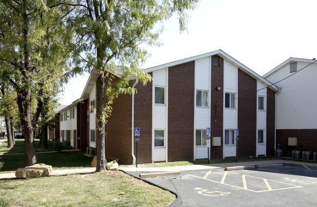 Ridge Crest (NEW)- RETIRED in St. Louis, MO - Building Photo - Building Photo