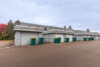 Maple Hills Townhomes in Maplewood, MN - Building Photo - Building Photo