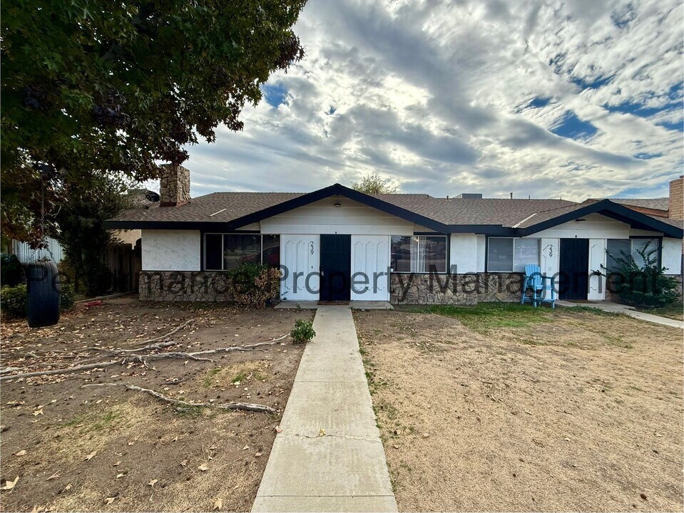 239 W China Grade Loop in Bakersfield, CA - Building Photo