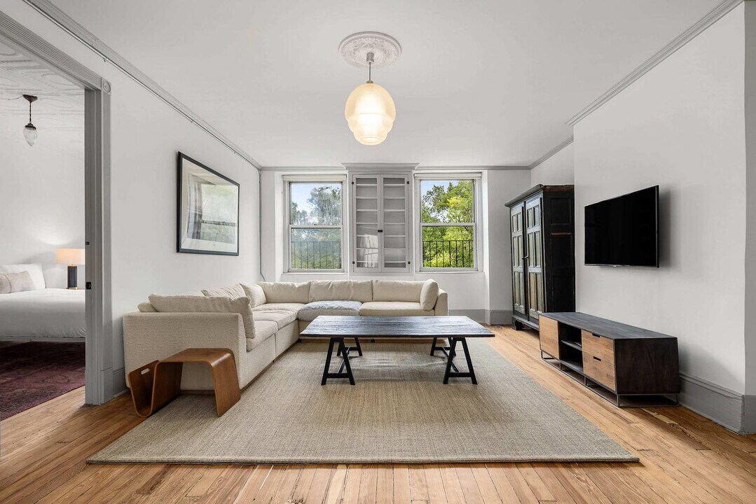 185 E Broadway in New York, NY - Building Photo