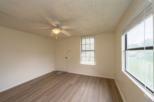 6950 Lark Haven Ln in San Antonio, TX - Foto de edificio - Building Photo