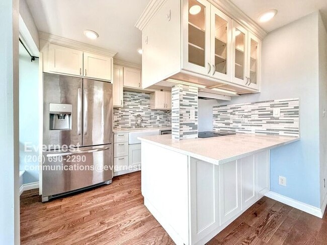 530 W Olympic Pl in Seattle, WA - Building Photo - Building Photo