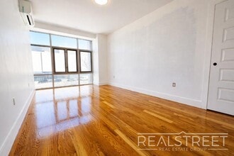 LUXURY 2.5 Bed  in Queens!, Unit 305 in Queens, NY - Foto de edificio - Building Photo