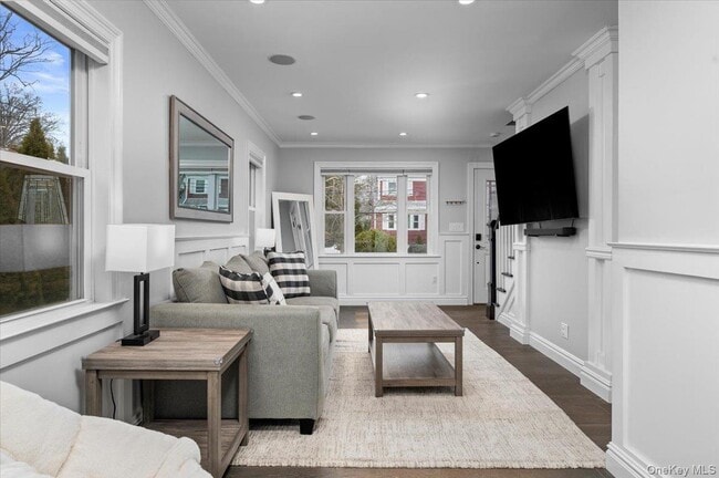 216 Florence St in Mamaroneck, NY - Building Photo - Building Photo