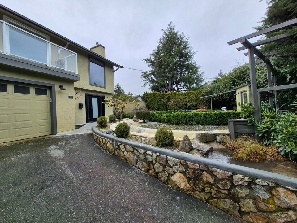 2845 Acacia Dr in Victoria, BC - Building Photo