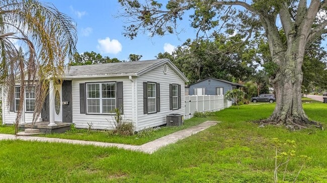 2122 52nd Ave N in St. Petersburg, FL - Building Photo - Building Photo