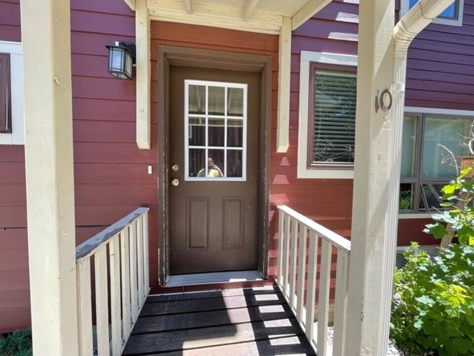 205 Pioneer Dr in Bozeman, MT - Building Photo