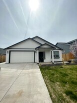 1524 SW Park Dr in Prineville, OR - Building Photo