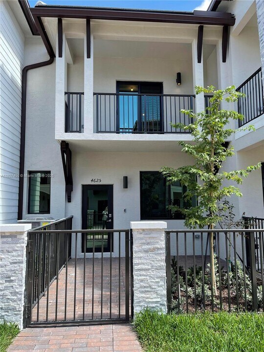4625 NW 83rd Path in Doral, FL - Foto de edificio