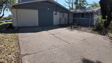 401 San Carlos Dr in Grand Prairie, TX - Building Photo - Building Photo
