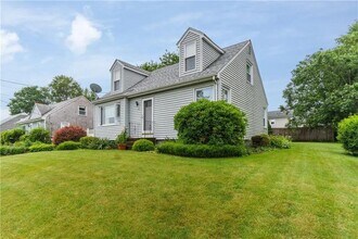55 Douglas Ave in Portsmouth, RI - Building Photo - Building Photo