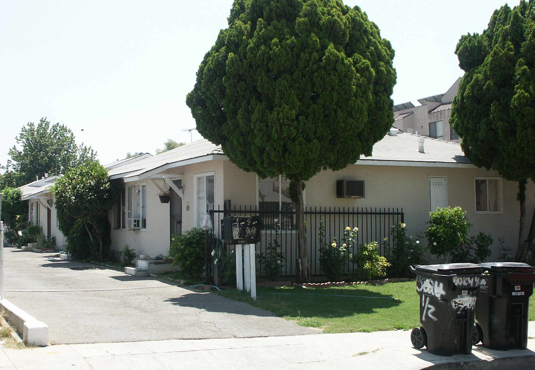 5022 Bakman Ave in North Hollywood, CA - Foto de edificio