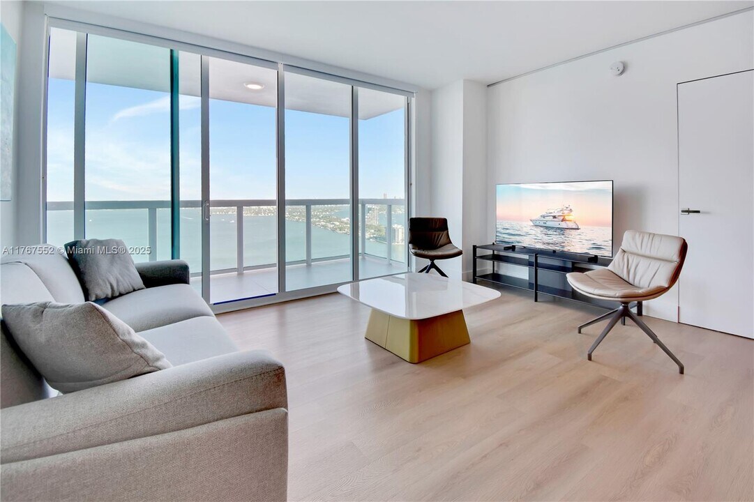 1800 N Bayshore Dr, Unit 3903 in Miami, FL - Building Photo