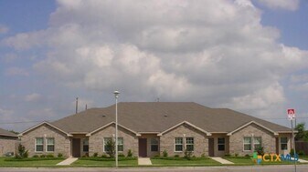 111 Monterrey Dr in Victoria, TX - Building Photo