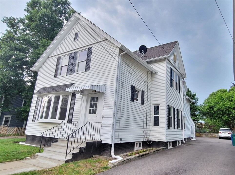 7 Perrin St in Attleboro, MA - Foto de edificio