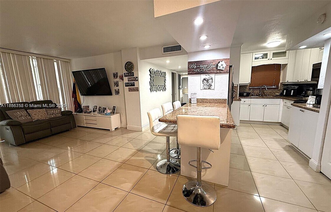 8820 Fontainebleau Blvd in Miami, FL - Building Photo