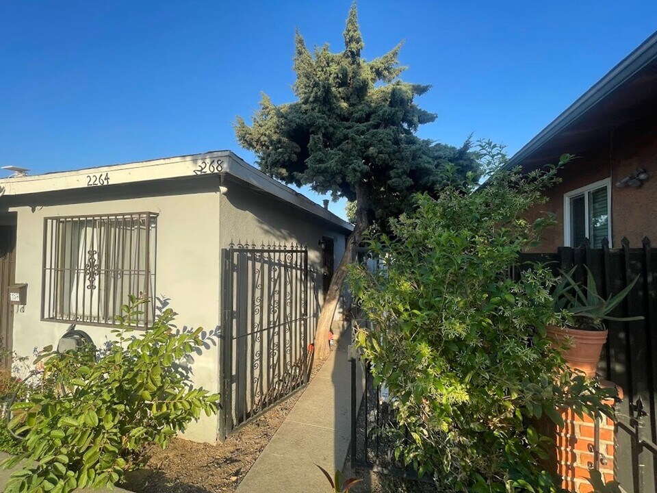 2264 Myrtle Ave-Unit -2264-BACK in Long Beach, CA - Building Photo