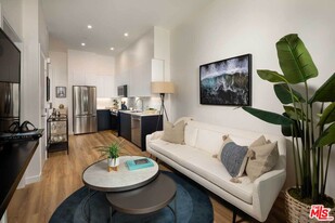 3223 Wilshire Blvd in Santa Monica, CA - Building Photo