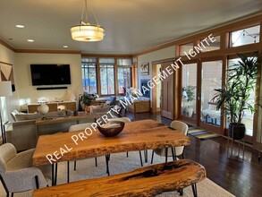2157 NW Lolo Dr in Bend, OR - Foto de edificio - Building Photo