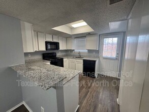 4004 W Pioneer Dr in Irving, TX - Foto de edificio - Building Photo