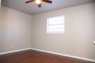 1501 W Rolling Oaks Dr in Rogers, AR - Building Photo - Building Photo