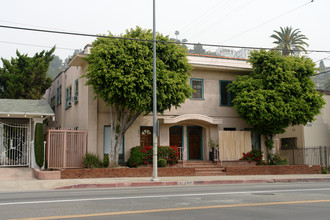 5667 Franklin Ave in Los Angeles, CA - Building Photo - Building Photo