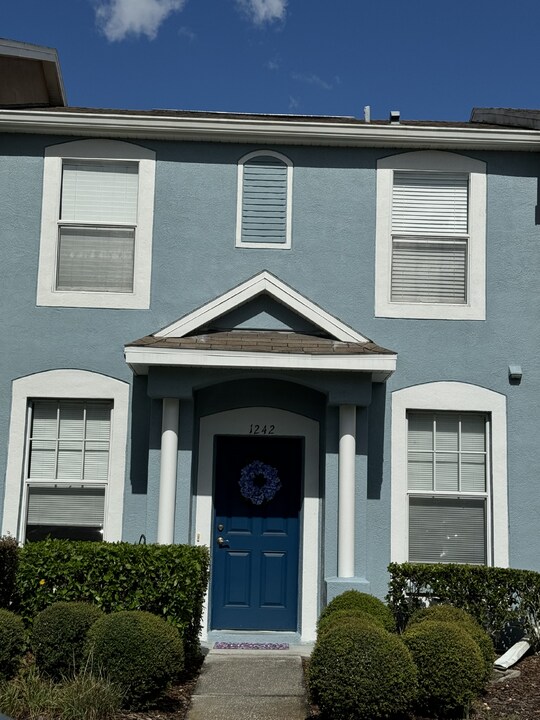1242 Beckenham Way in Wesley Chapel, FL - Foto de edificio