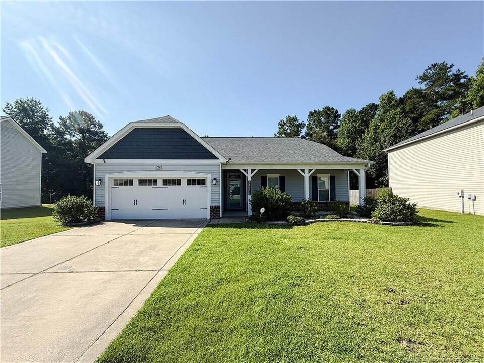 728 Roanoke Dr in Raeford, NC - Building Photo