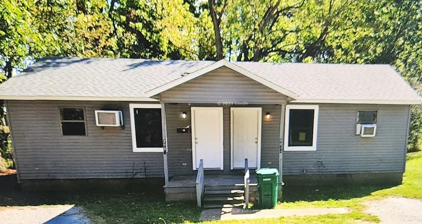 2039 College St in Milan, TN - Building Photo