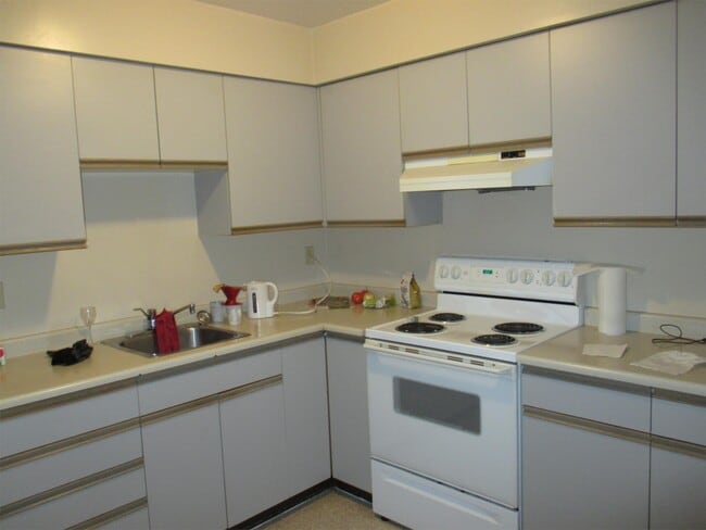 2500 Quadra St in Victoria, BC - Building Photo - Building Photo