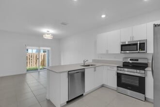 105 SW 184th Pl in Pembroke Pines, FL - Building Photo - Building Photo