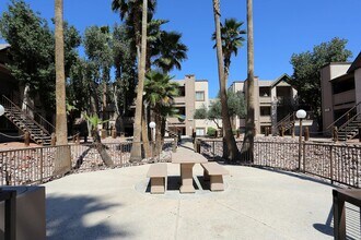 Brook Creek in Glendale, AZ - Foto de edificio - Building Photo